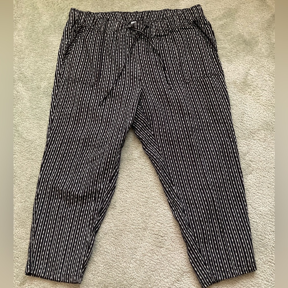 Old Navy Textured Relax Fit Preppy Capris
